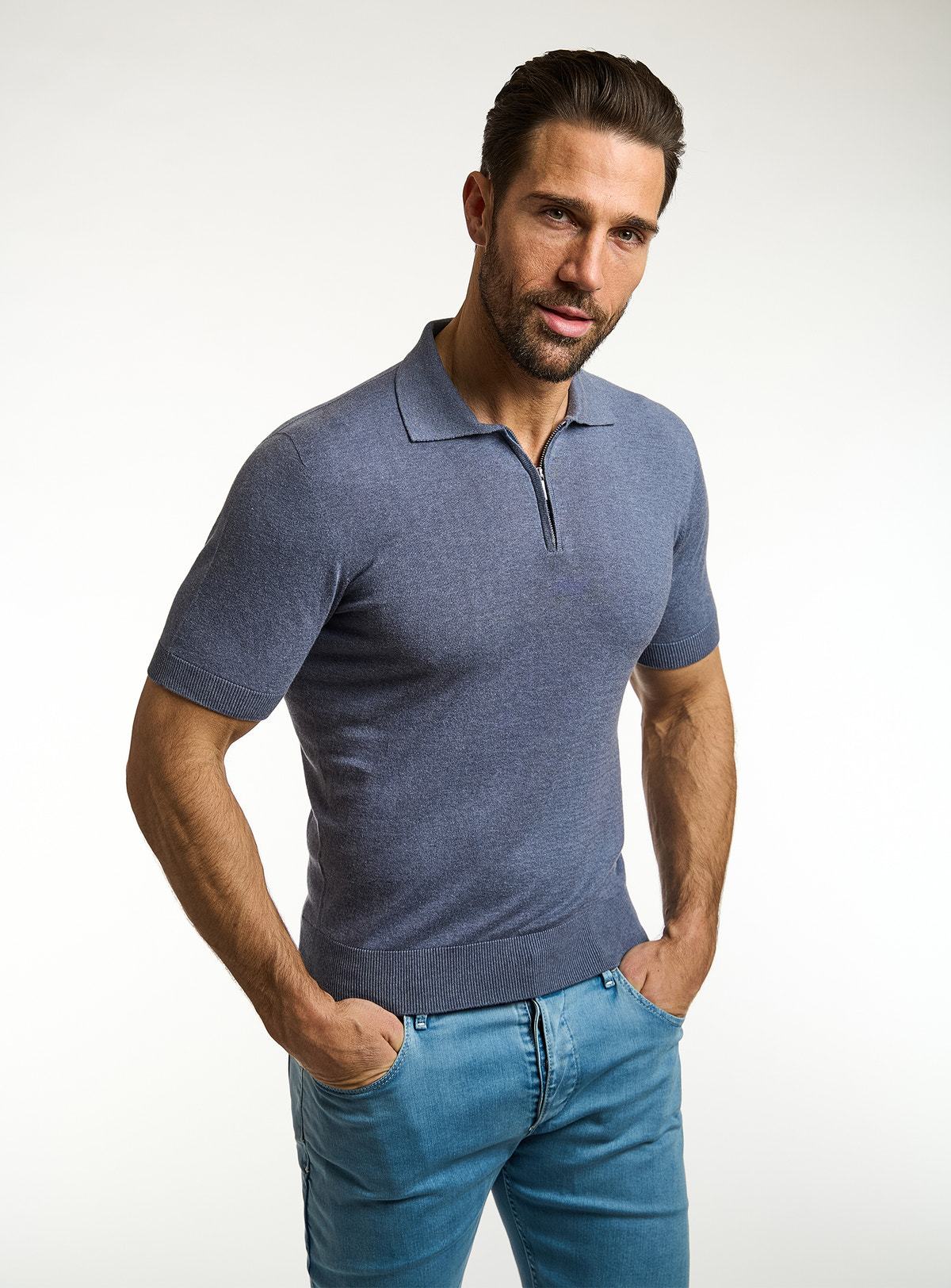 Polo Consiglieri albastru-gri cu mâneci scurte și jeans albaștri