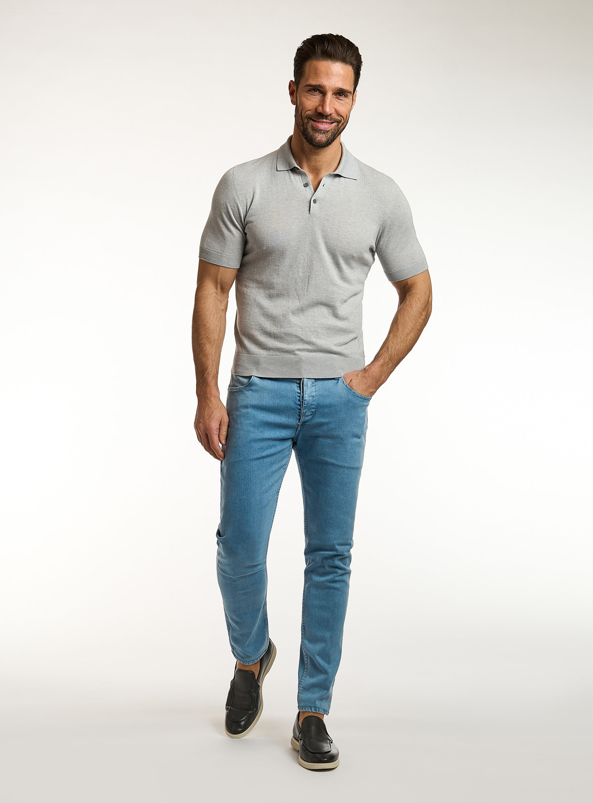 Polo Consiglieri gri deschis cu mâneci scurte și jeans albaștri
