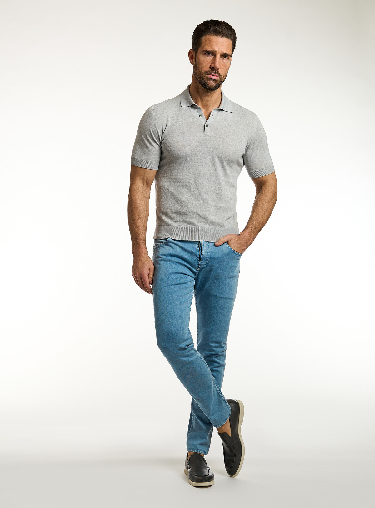Polo Consiglieri gri deschis cu mâneci scurte și jeans albaștri