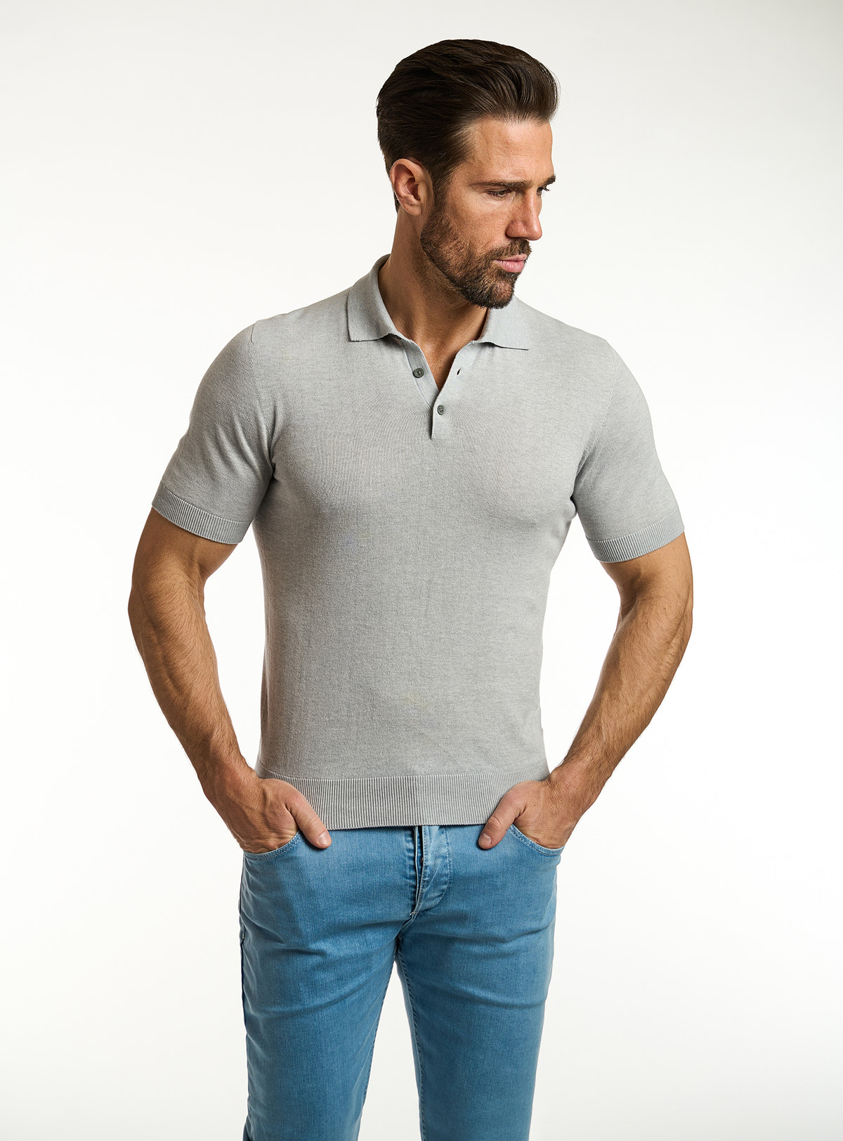 Polo Consiglieri gri deschis cu mâneci scurte și jeans albaștri