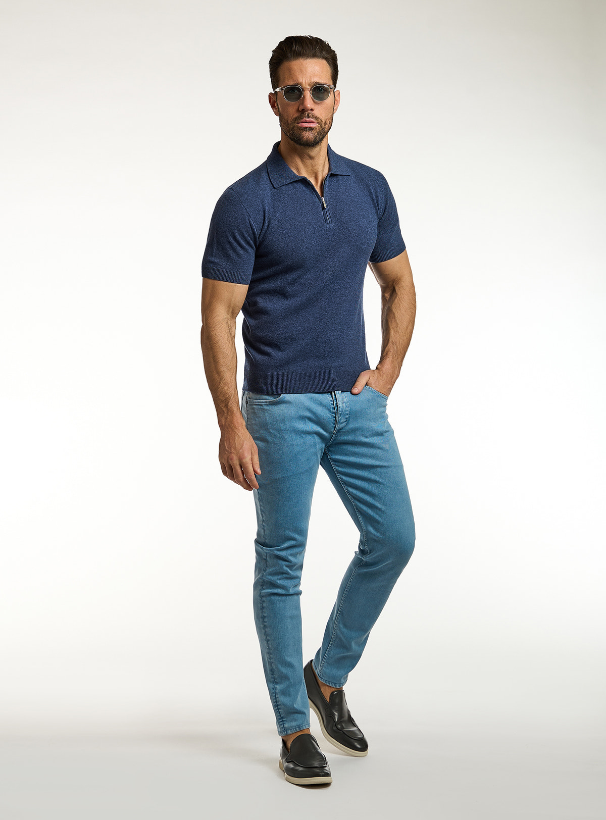 Polo Consiglieri bleumarin cu mâneci scurte și jeans albaștri