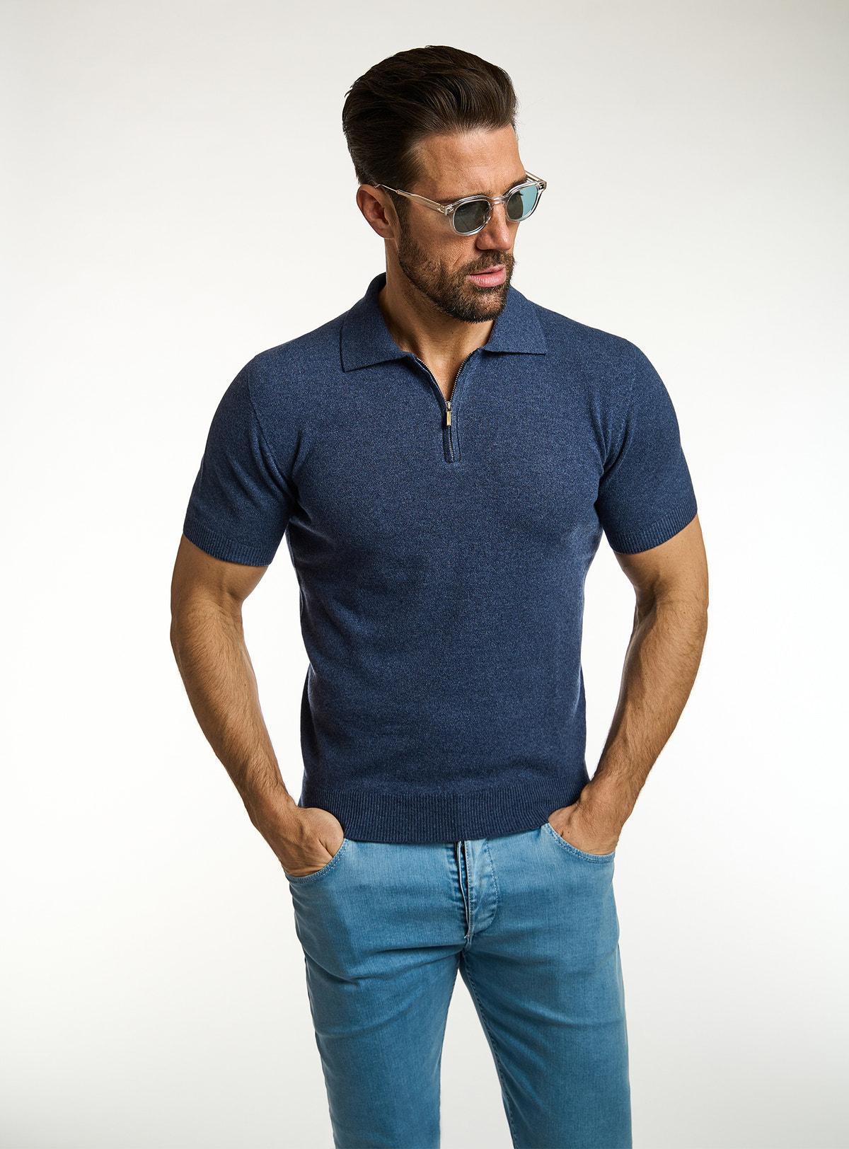 Polo Consiglieri bleumarin cu mâneci scurte și jeans albaștri