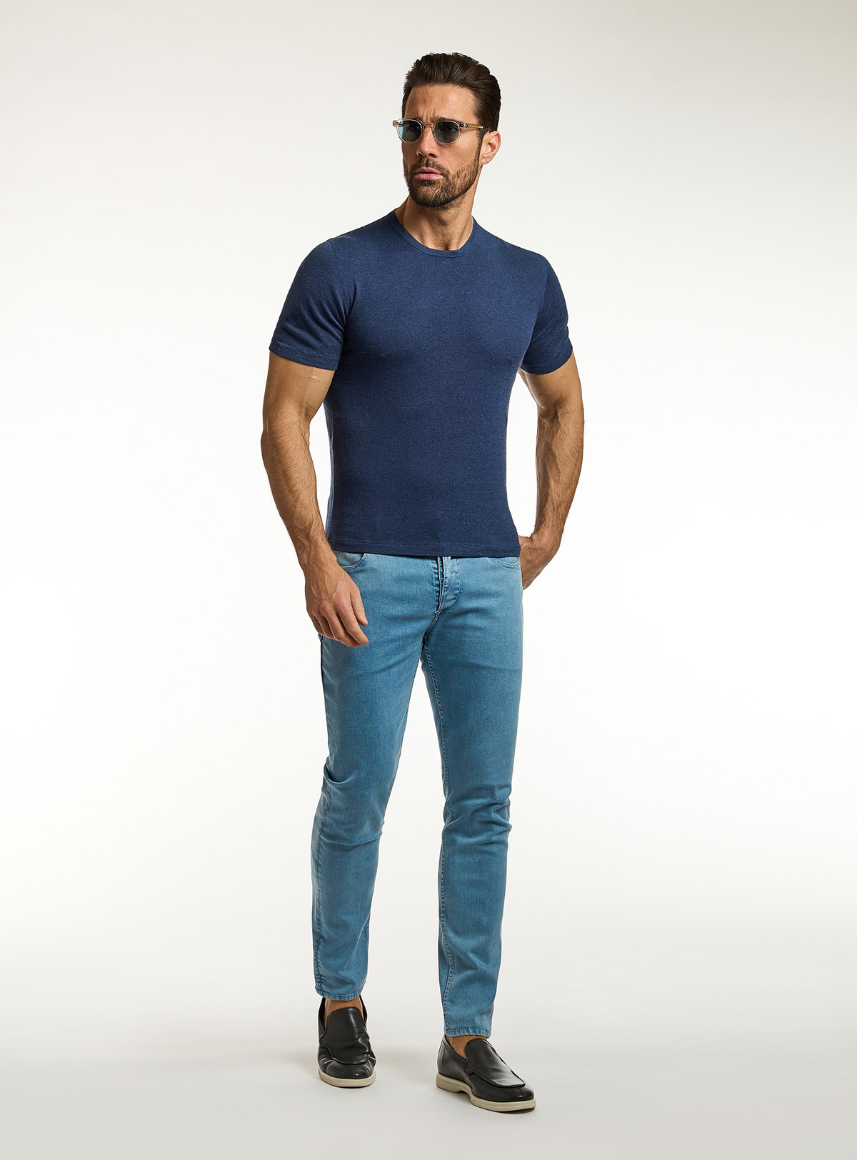 Tricou Consiglieri bleumarin cu decolteu rotund și jeans albaștri