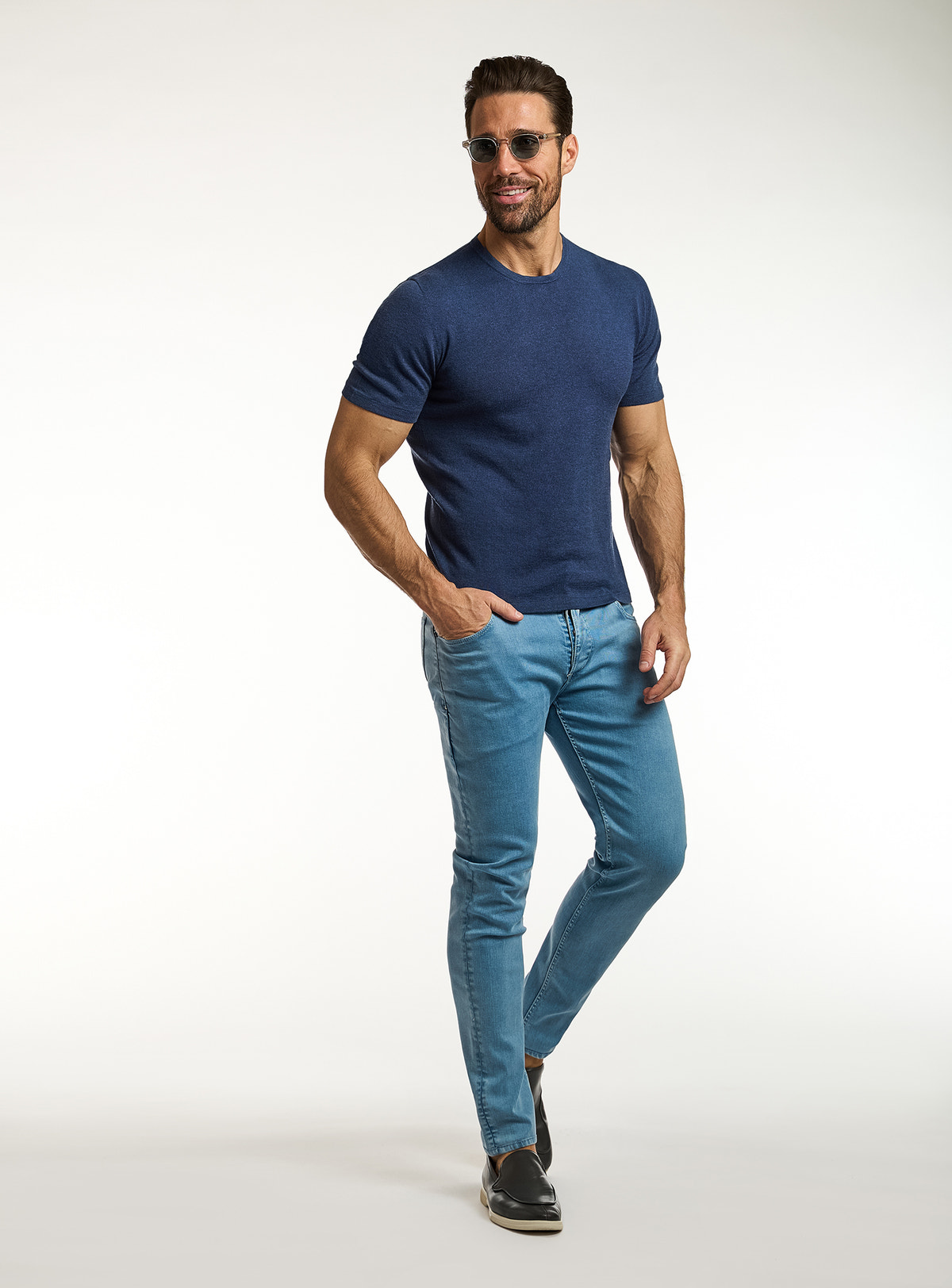 Tricou Consiglieri bleumarin cu decolteu rotund și jeans albaștri