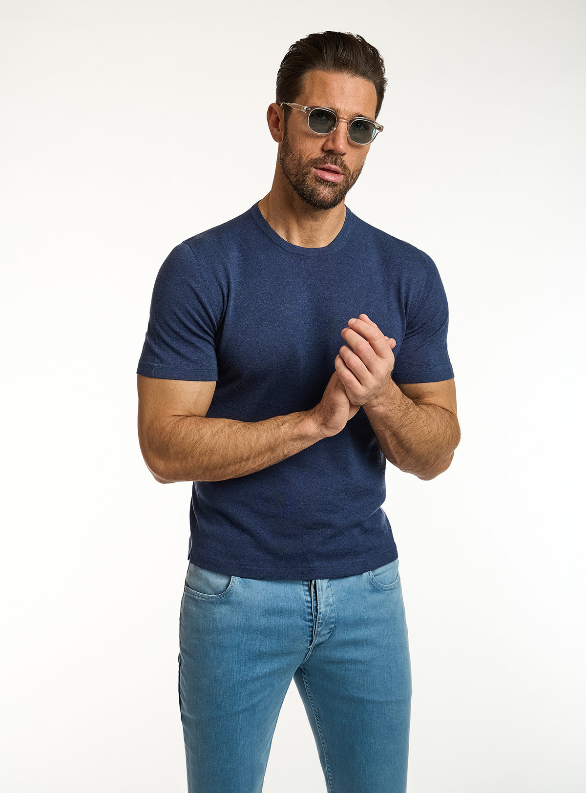 Tricou Consiglieri bleumarin cu decolteu rotund și jeans albaștri