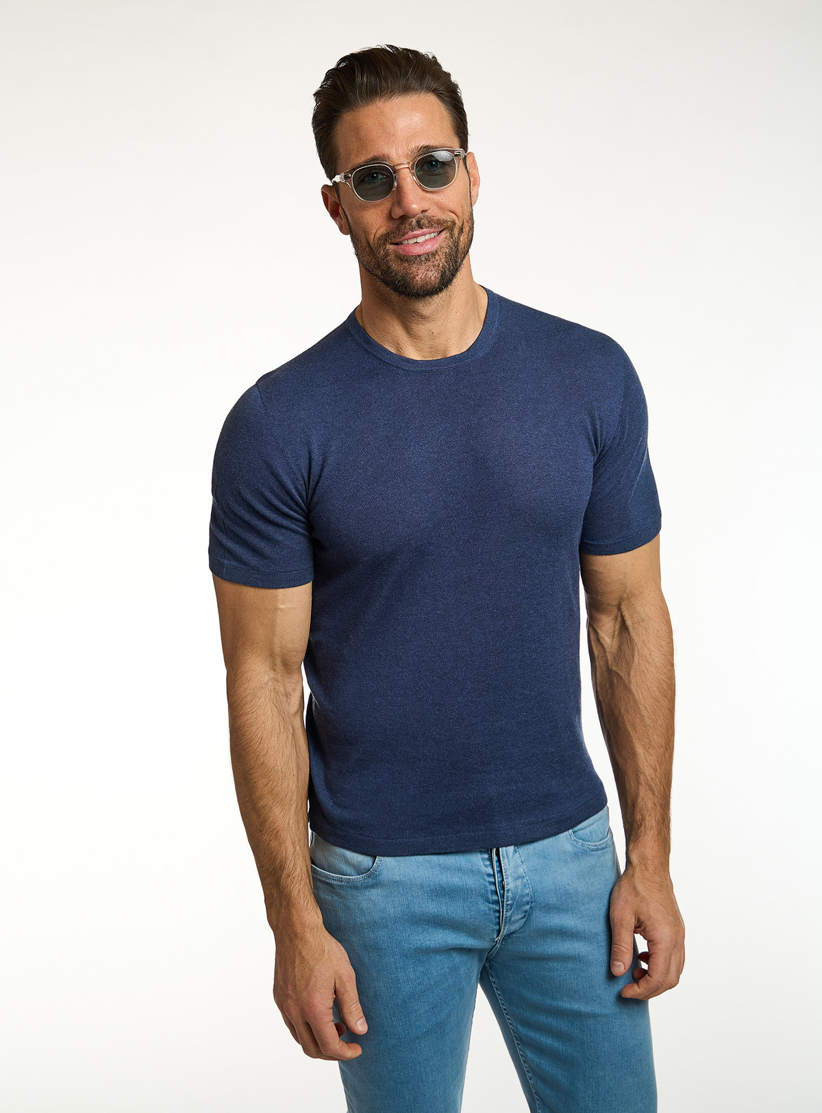 Tricou Consiglieri bleumarin cu decolteu rotund și jeans albaștri