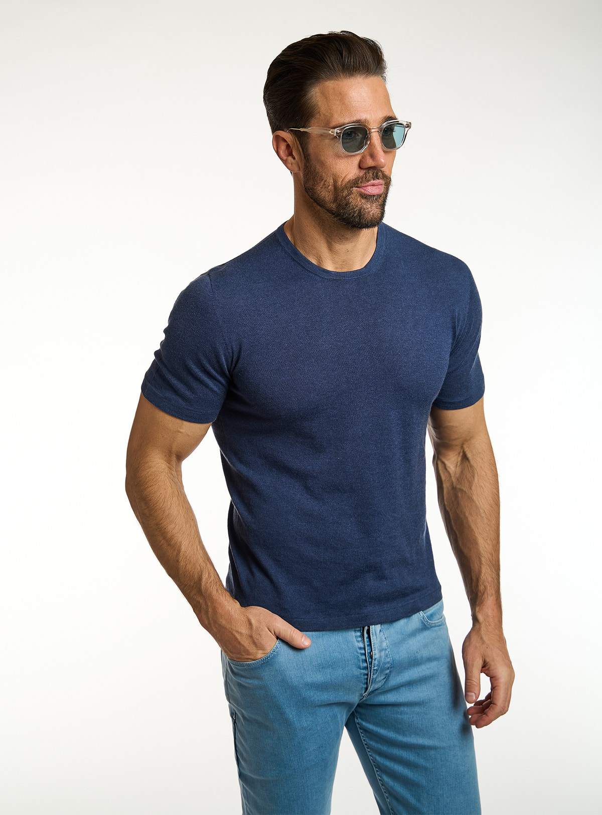 Tricou Consiglieri bleumarin cu decolteu rotund și jeans albaștri
