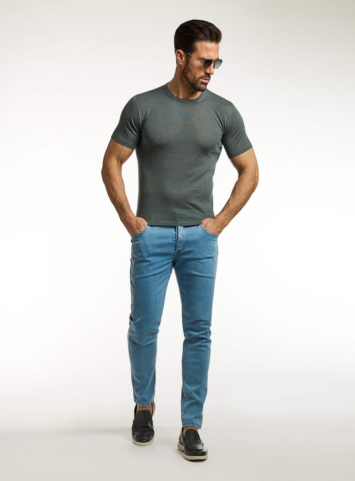 Tricou Consiglieri verde închis cu decolteu rotund și jeans albaștri