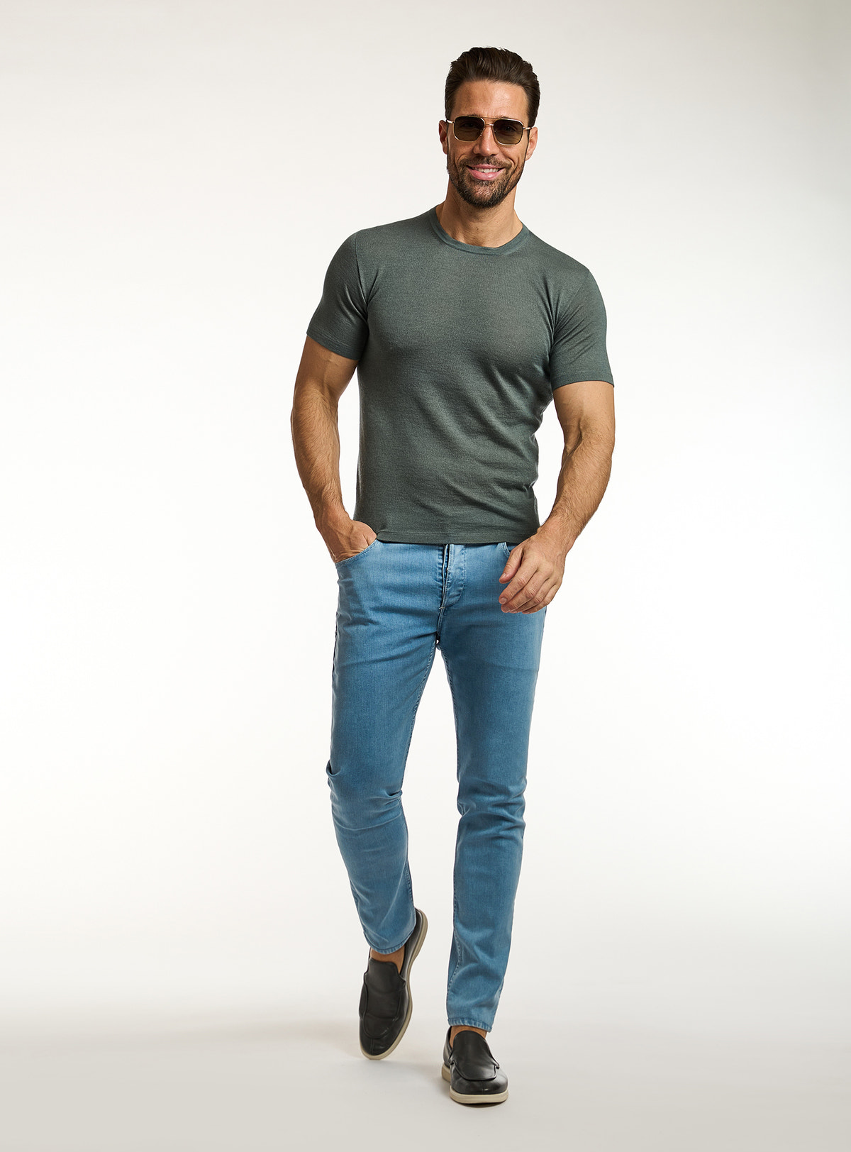 Tricou Consiglieri verde închis cu decolteu rotund și jeans albaștri
