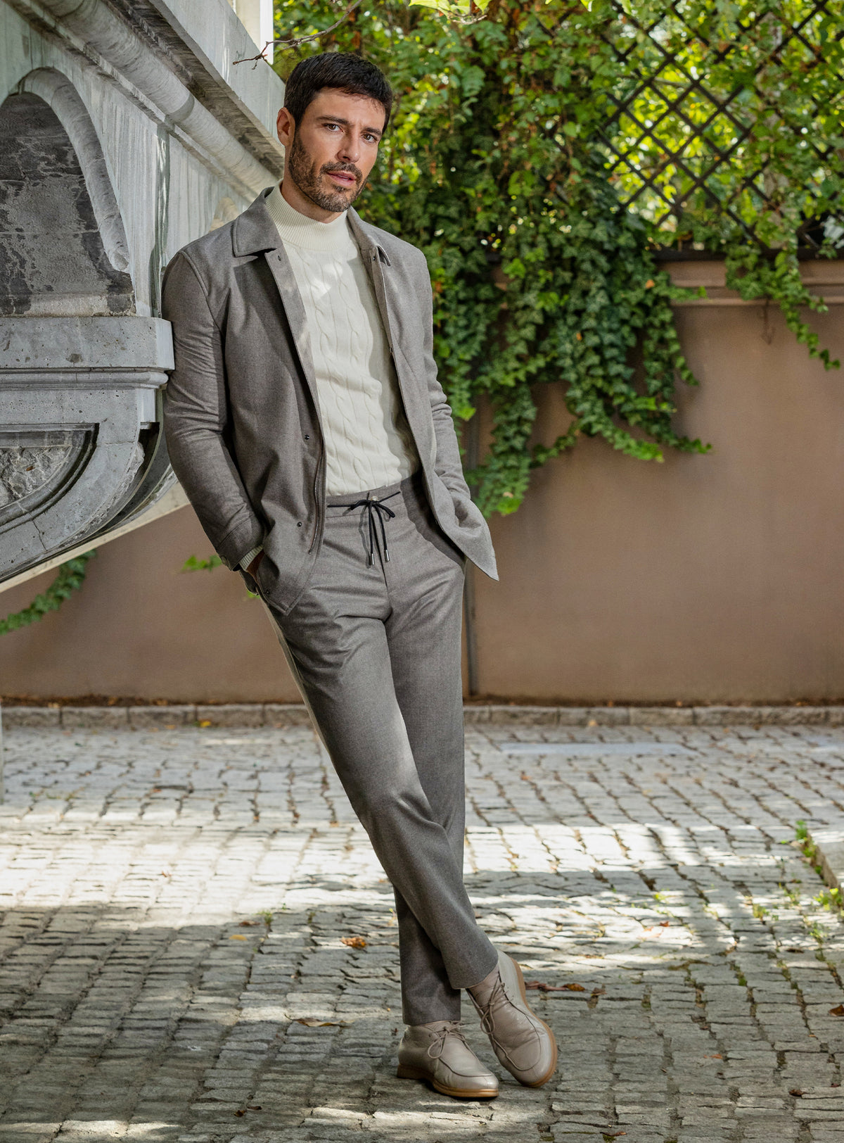 Ansamblu Consiglieri gri-taupe cu jachetă și pantaloni asortați, cu maletă ivoire