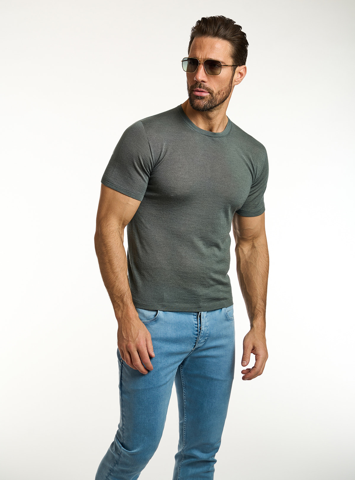 Tricou Consiglieri verde închis cu decolteu rotund și jeans albaștri