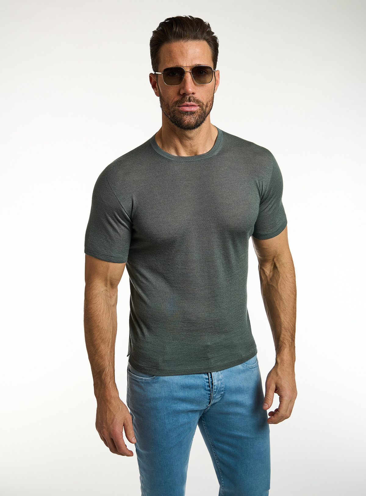 Tricou Consiglieri verde închis cu decolteu rotund și jeans albaștri