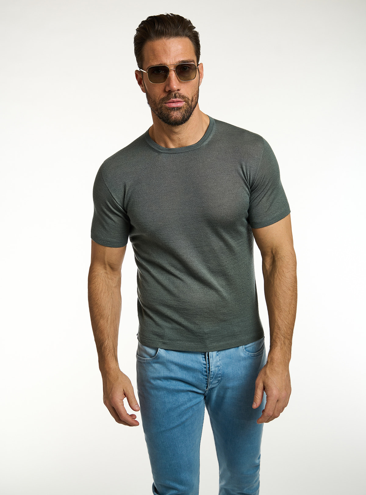 Tricou Consiglieri verde închis cu decolteu rotund și jeans albaștri