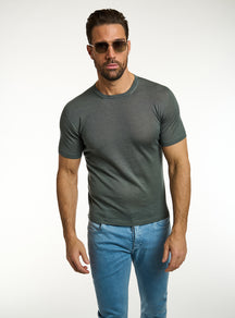 Tricou Consiglieri verde închis cu decolteu rotund și jeans albaștri