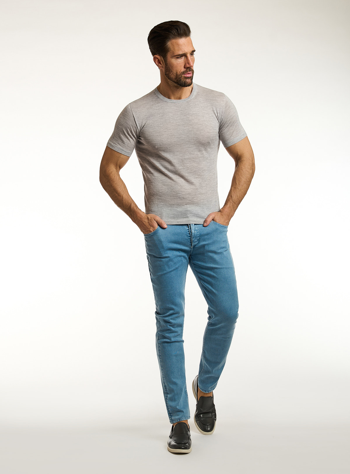 Tricou Consiglieri gri deschis cu decolteu rotund și jeans albaștri