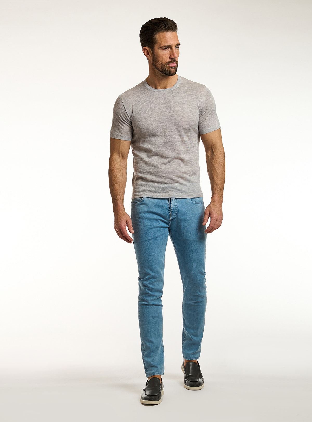 Tricou Consiglieri gri deschis cu decolteu rotund și jeans albaștri
