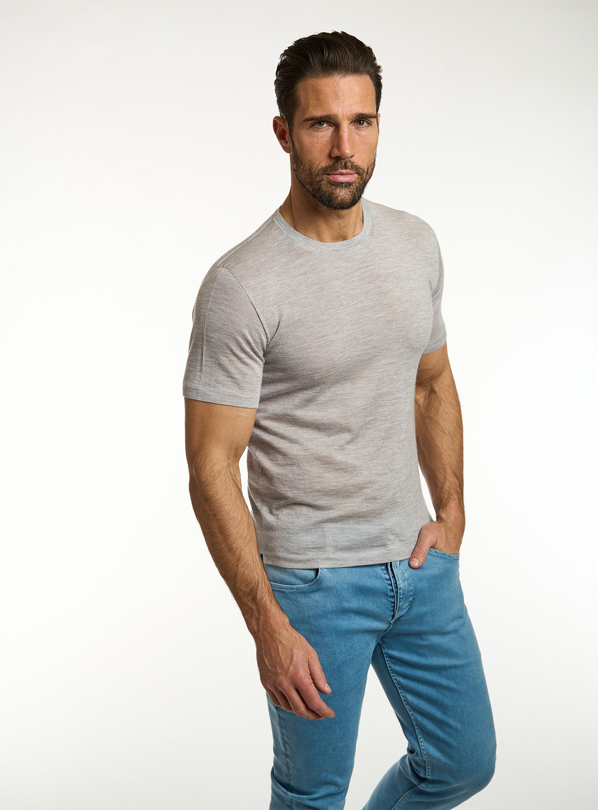 Tricou Consiglieri gri deschis cu decolteu rotund și jeans albaștri