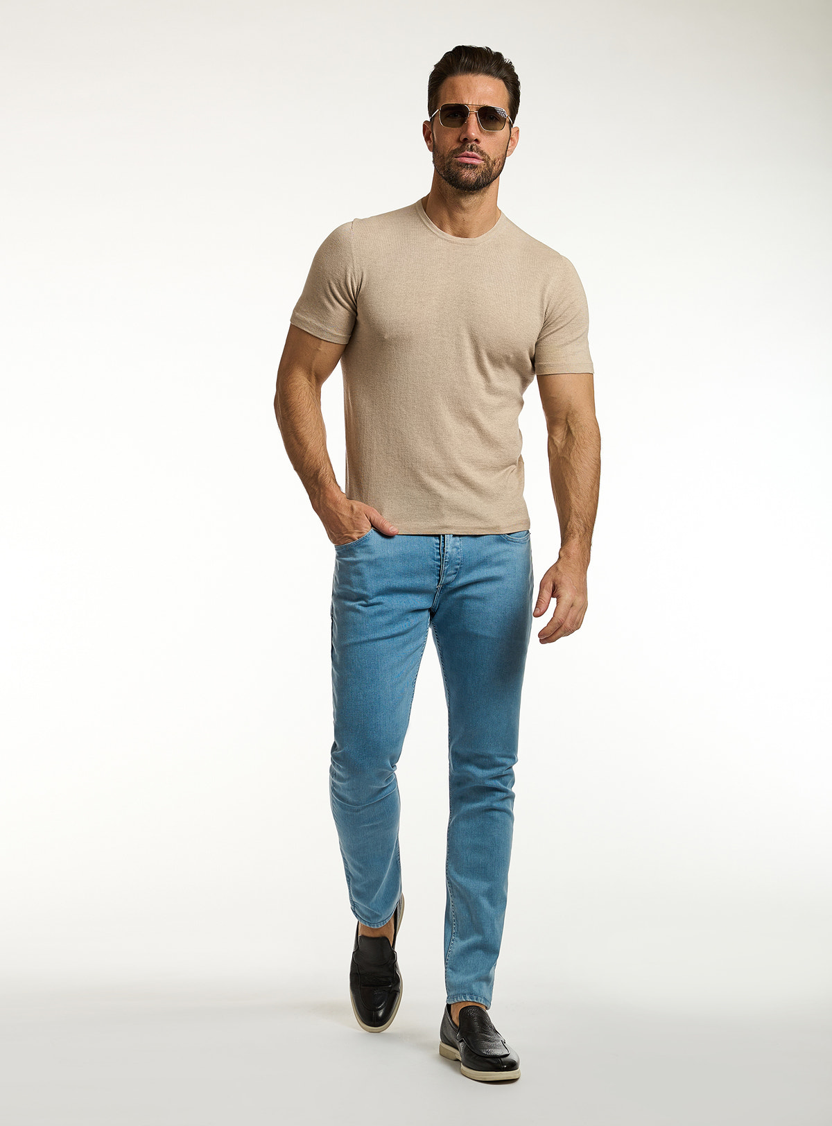 Tricou Consiglieri bej cu decolteu rotund și jeans albaștri
