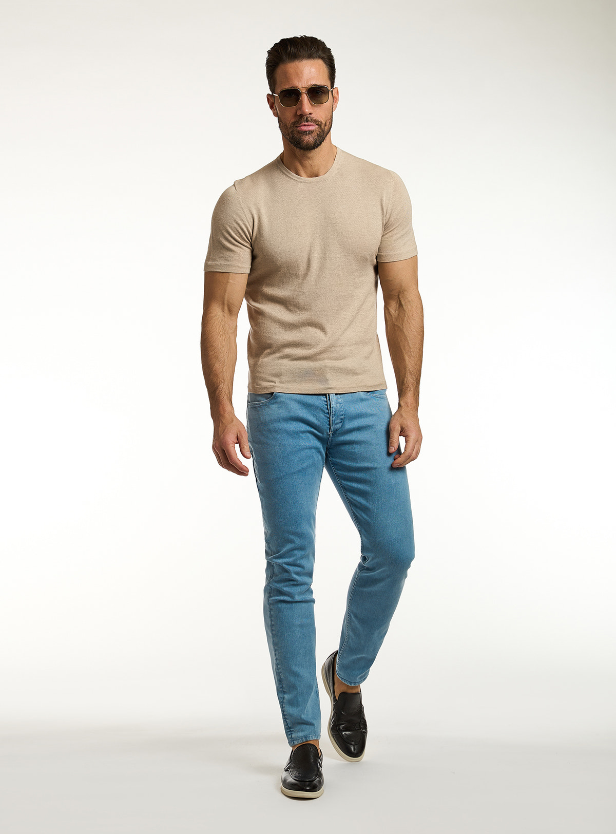 Tricou Consiglieri bej cu decolteu rotund și jeans albaștri