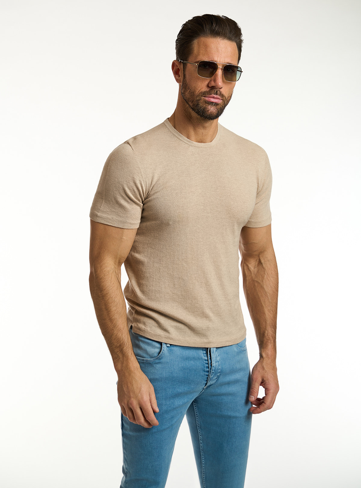 Tricou Consiglieri bej cu decolteu rotund și jeans albaștri