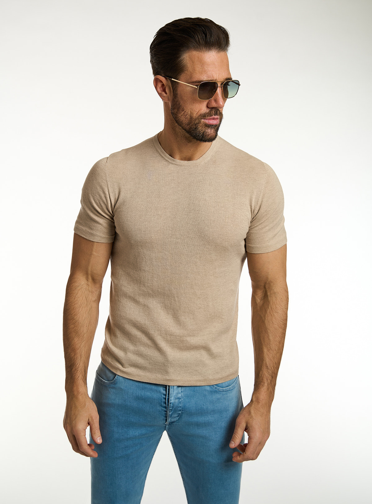 Tricou Consiglieri bej cu decolteu rotund și jeans albaștri
