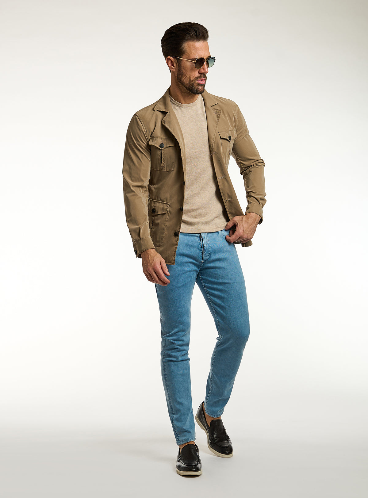 Jachetă Consiglieri camel cu buzunare aplicate, tricou bej și jeans albaștri