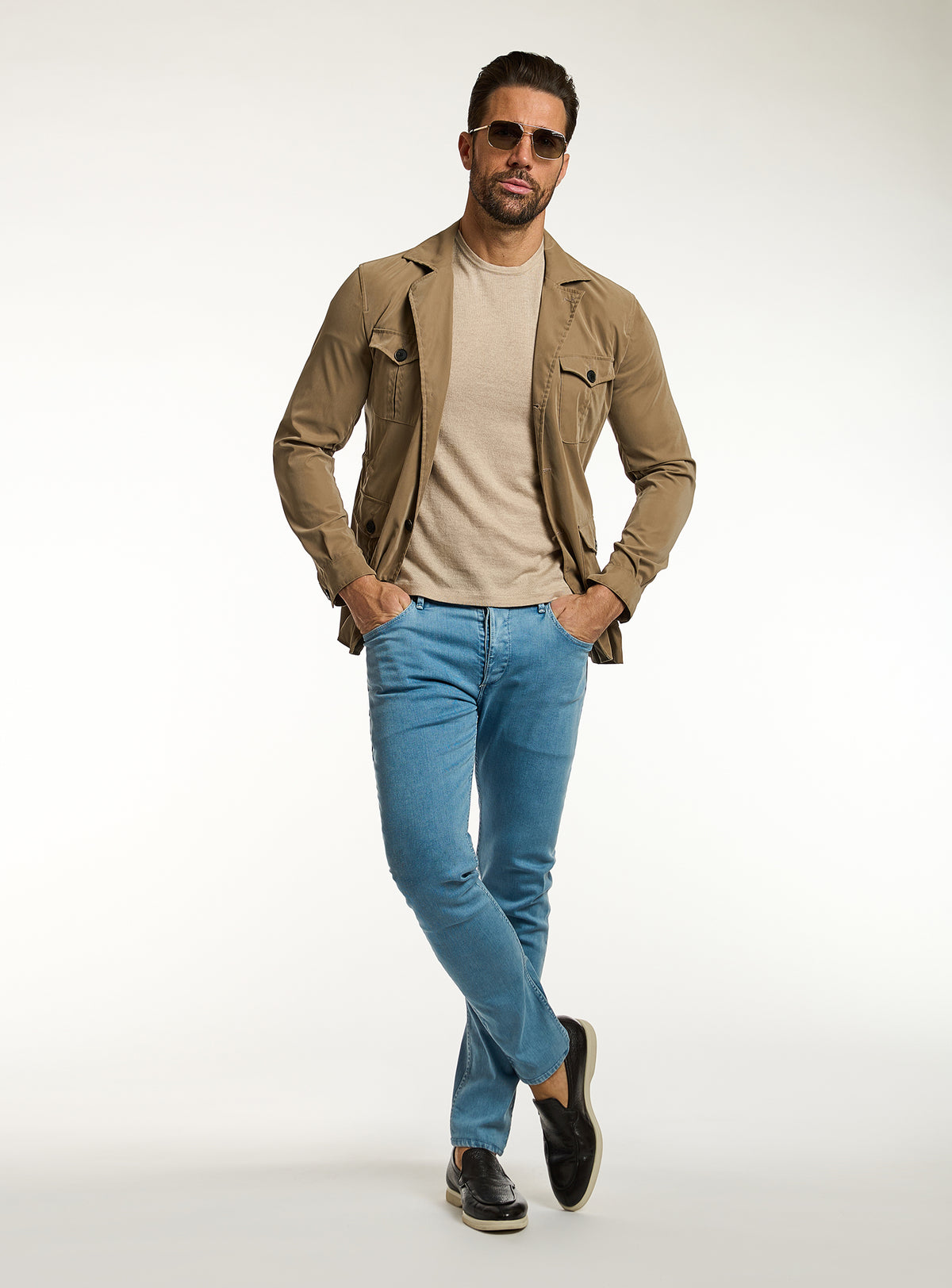Jachetă Consiglieri camel cu buzunare aplicate, tricou bej și jeans albaștri