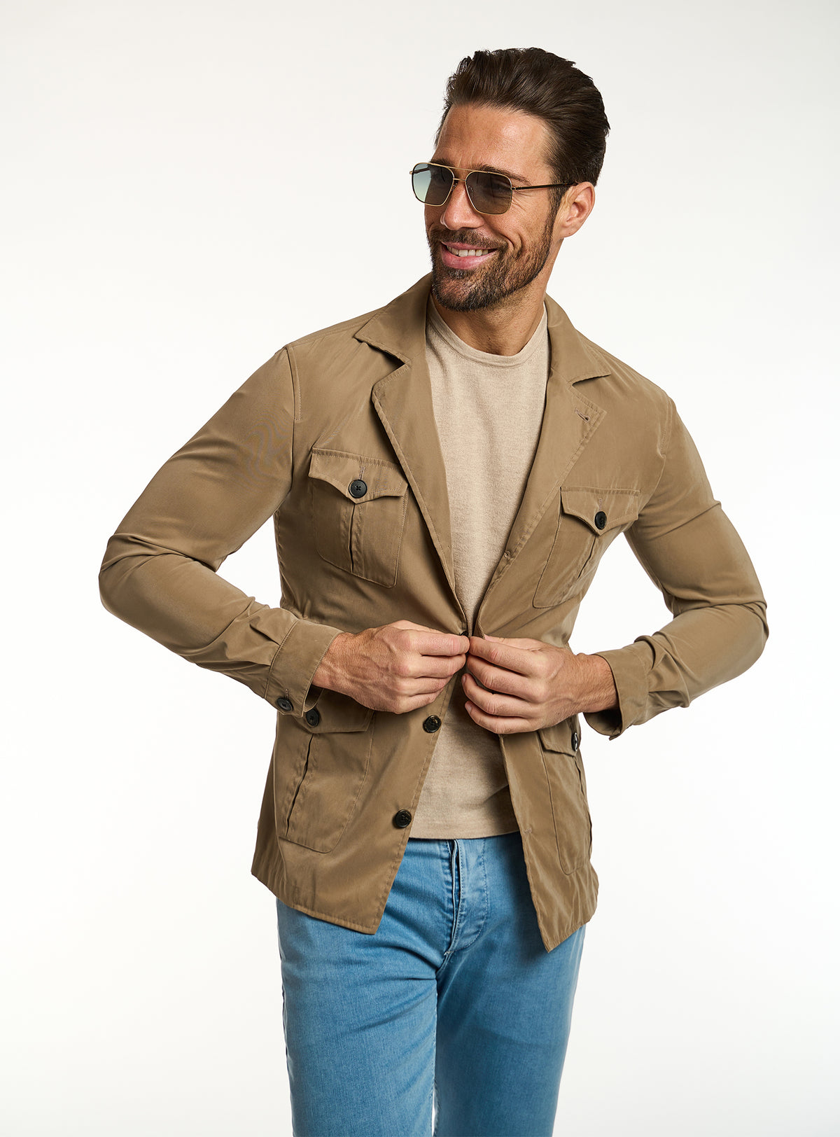 Jachetă Consiglieri camel cu buzunare aplicate, tricou bej și jeans albaștri