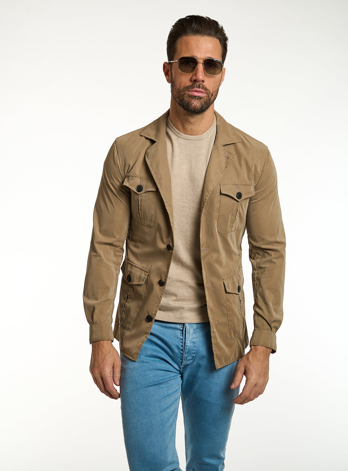 Jachetă Consiglieri camel cu buzunare aplicate, tricou bej și jeans albaștri