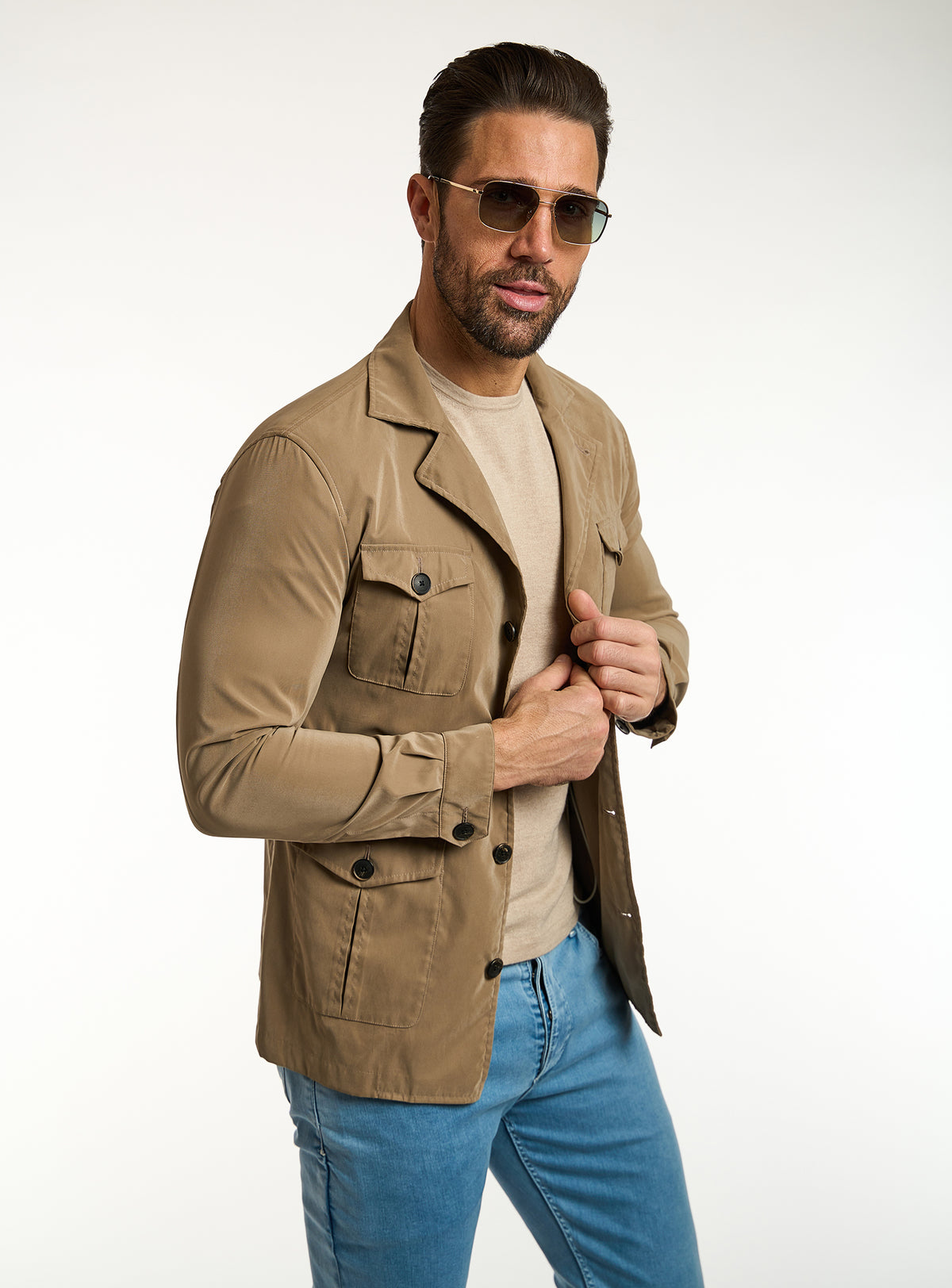 Jachetă Consiglieri camel cu buzunare aplicate, tricou bej și jeans albaștri