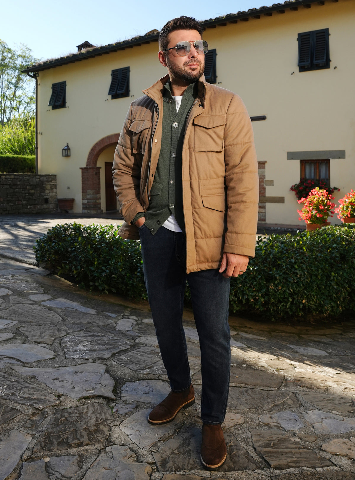 Jachetă camel Consiglieri cu buzunare cu clapă, purtată cu un cardigan verde