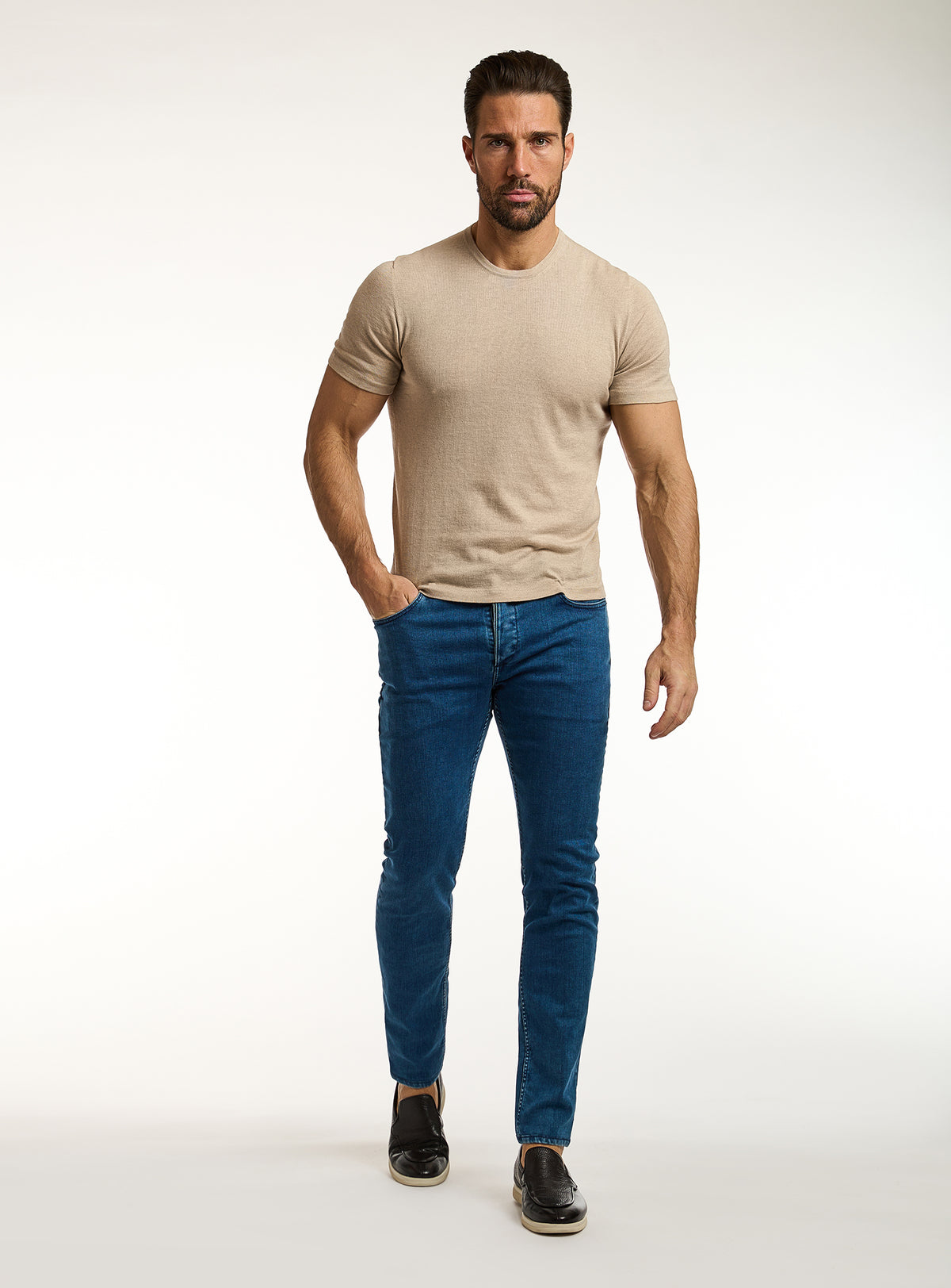 Tricou Consiglieri bej cu decolteu în V și jeans albaștri