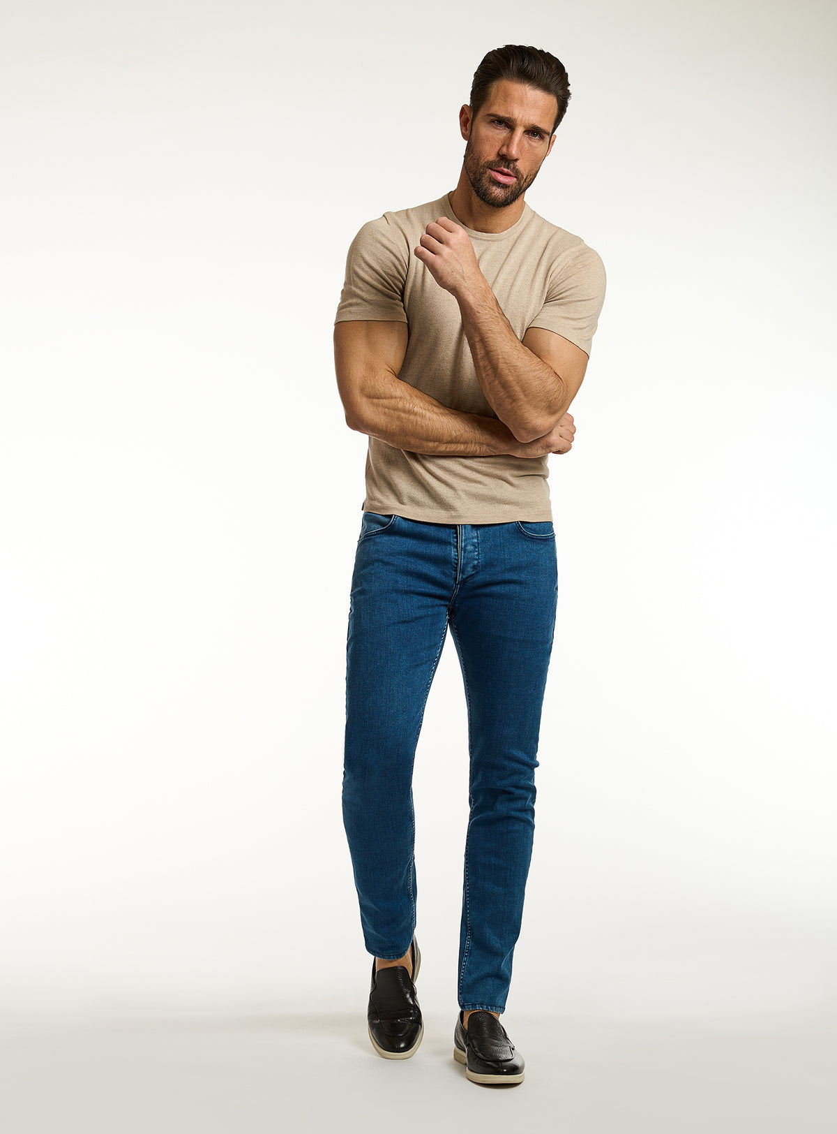 Tricou Consiglieri bej cu decolteu în V și jeans albaștri