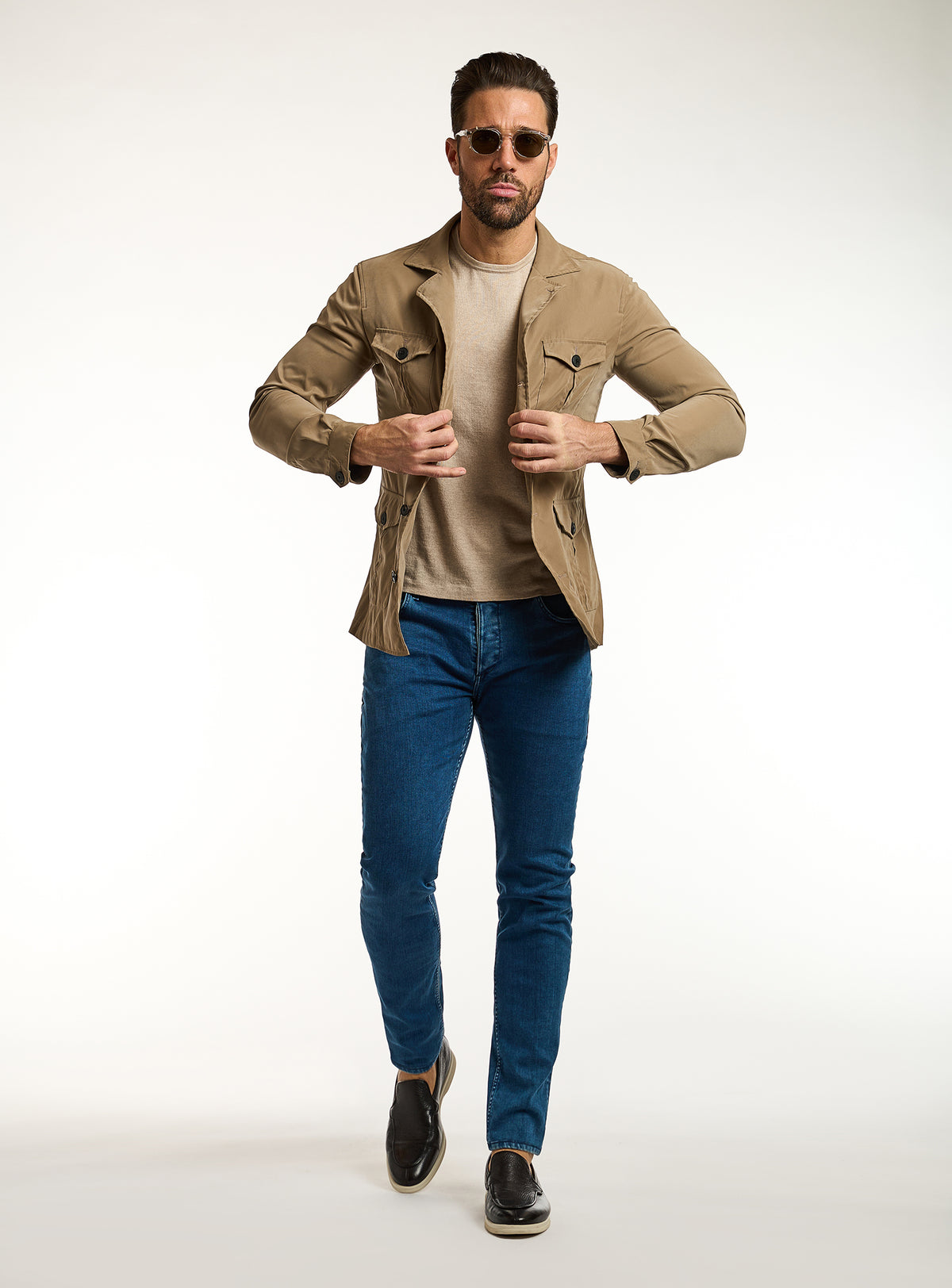 Jachetă Consiglieri camel cu buzunare aplicate, tricou bej și jeans albaștri
