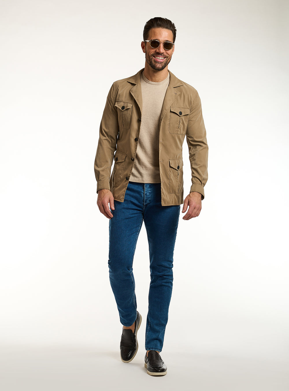 Jeans Consiglieri albaștri cu jachetă camel și tricou bej