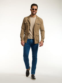 Jeans Consiglieri albaștri cu jachetă camel și tricou bej