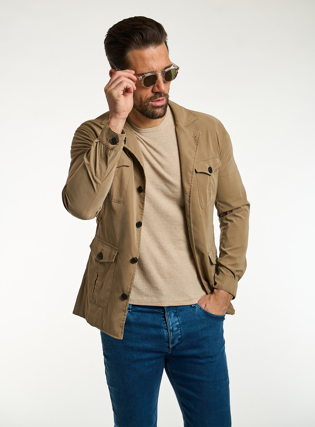 Tricou Consiglieri bej sub jachetă camel cu buzunare aplicate