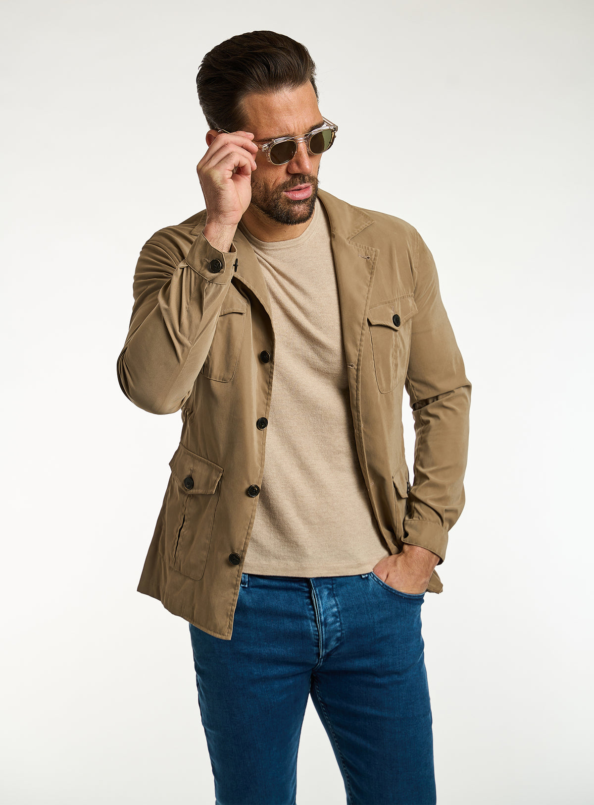 Jachetă Consiglieri camel cu buzunare aplicate, tricou bej și jeans albaștri