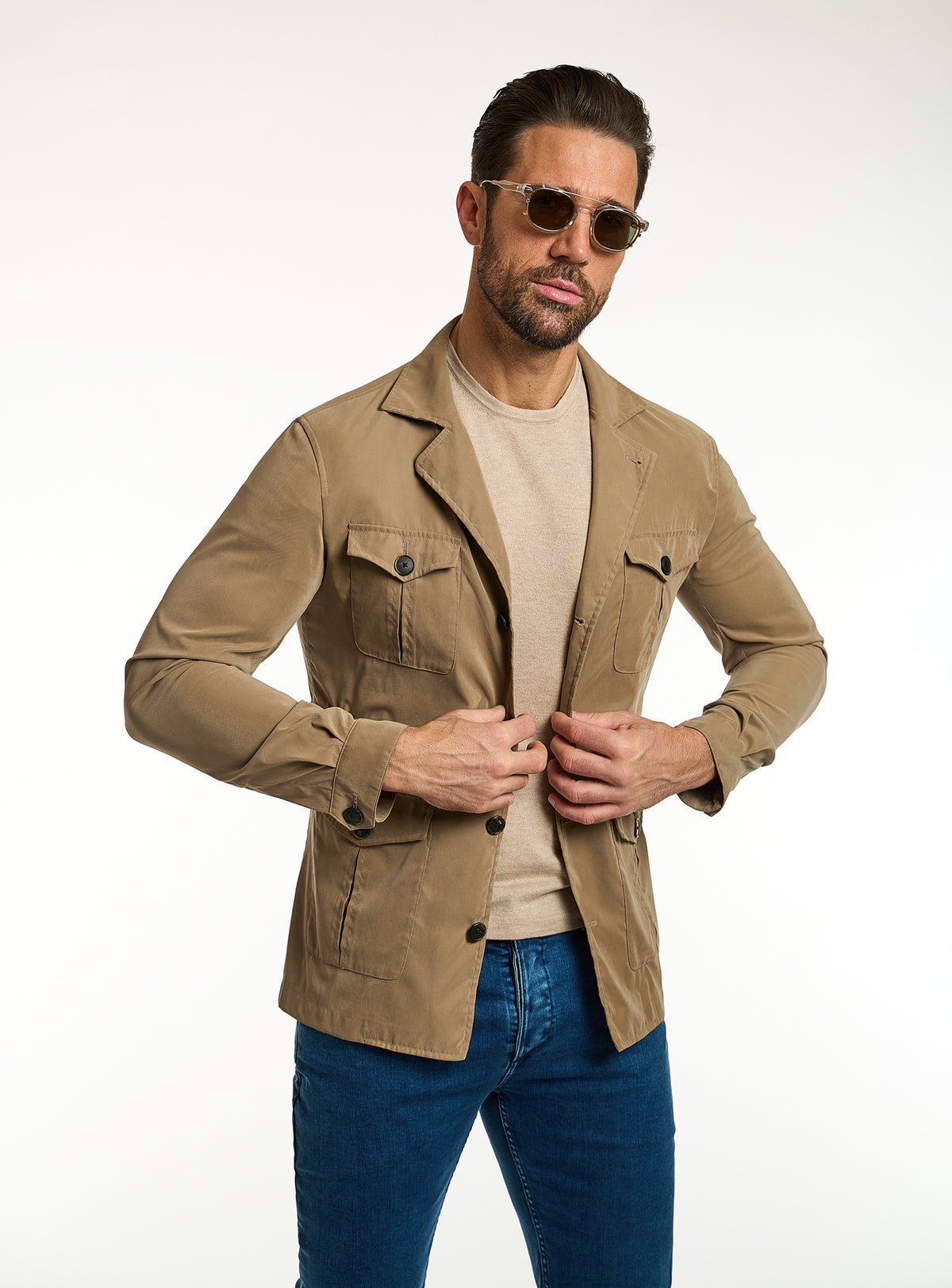 Jachetă Consiglieri camel cu buzunare aplicate, tricou bej și jeans albaștri