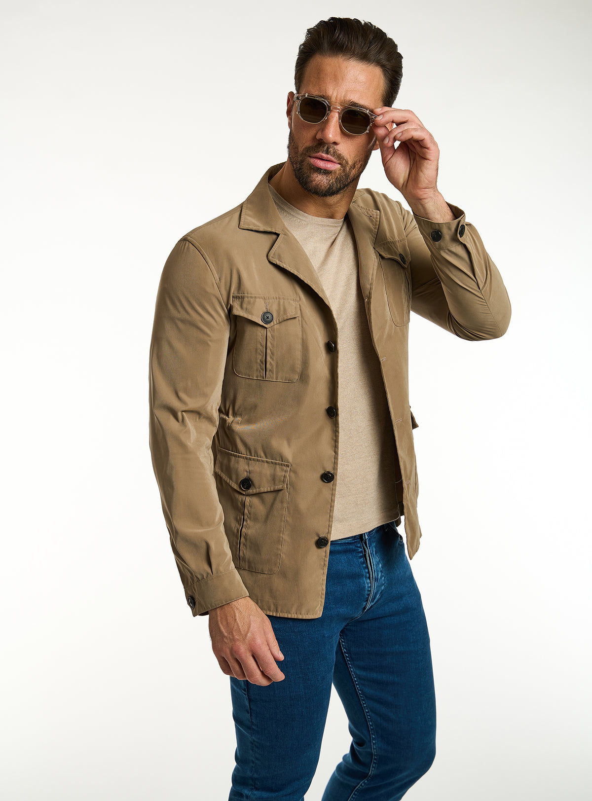 Jachetă Consiglieri camel cu buzunare aplicate, tricou bej și jeans albaștri
