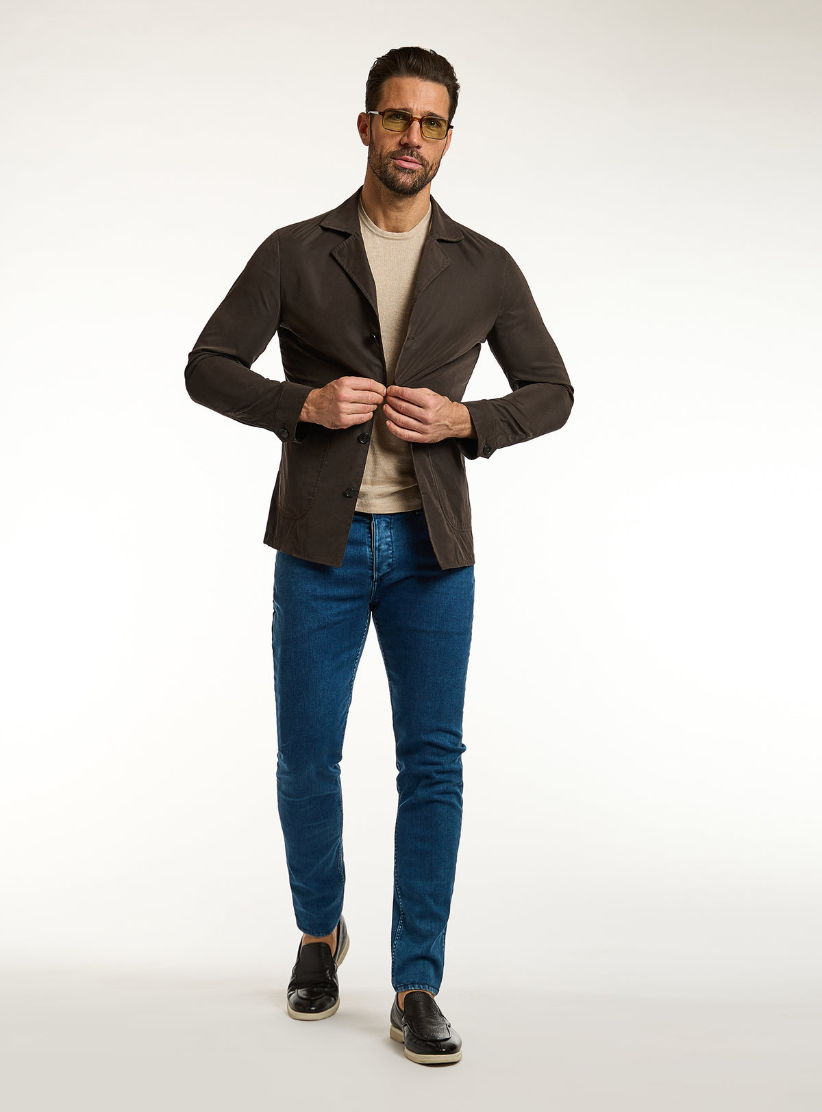 Jachetă Consiglieri maro închis cu revere, tricou bej și jeans albaștri