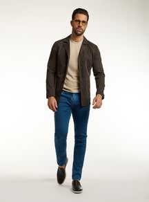 Jeans Consiglieri albaștri cu jachetă maro închis și tricou bej