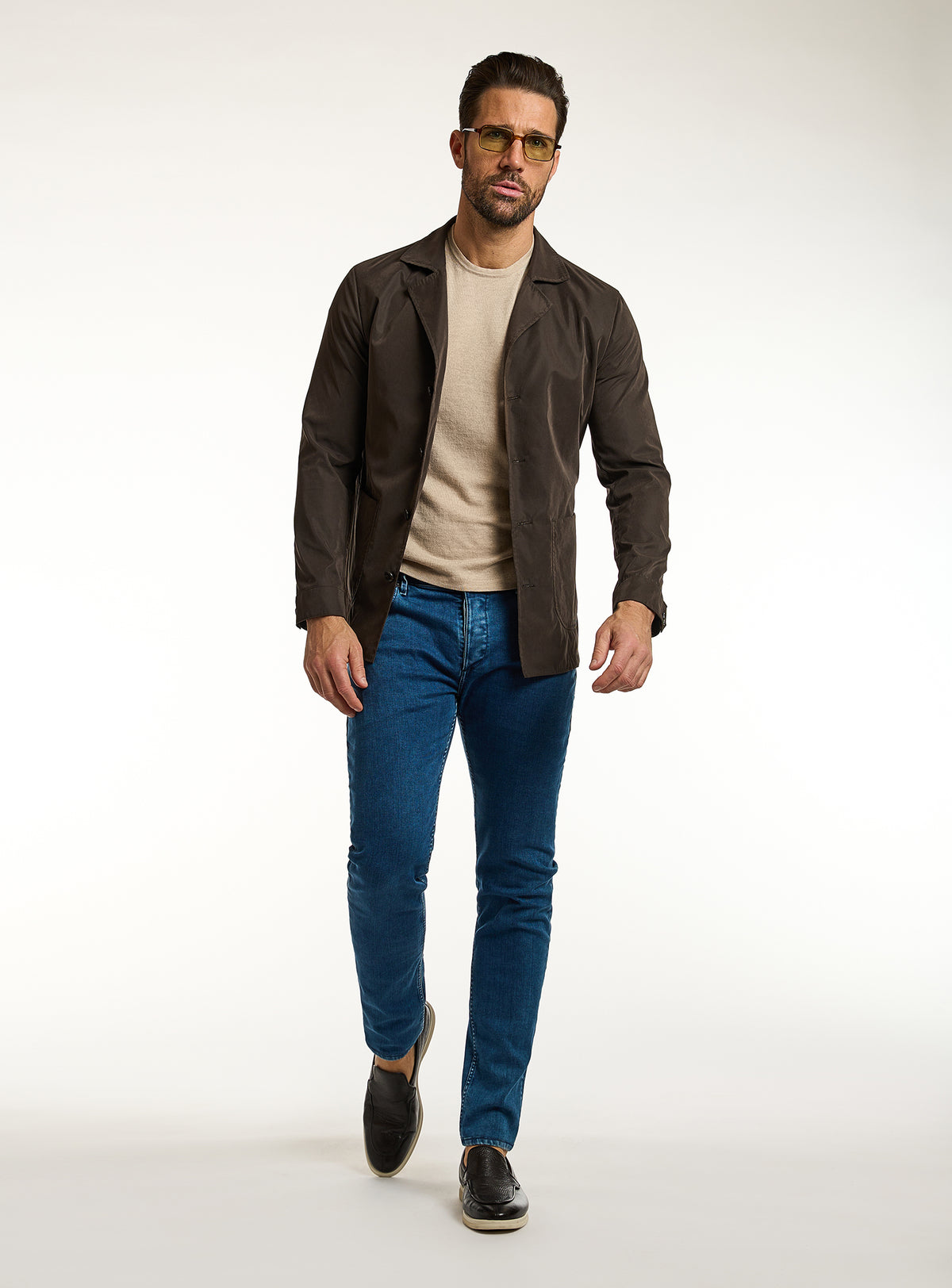 Jeans Consiglieri albaștri cu jachetă maro închis și tricou bej