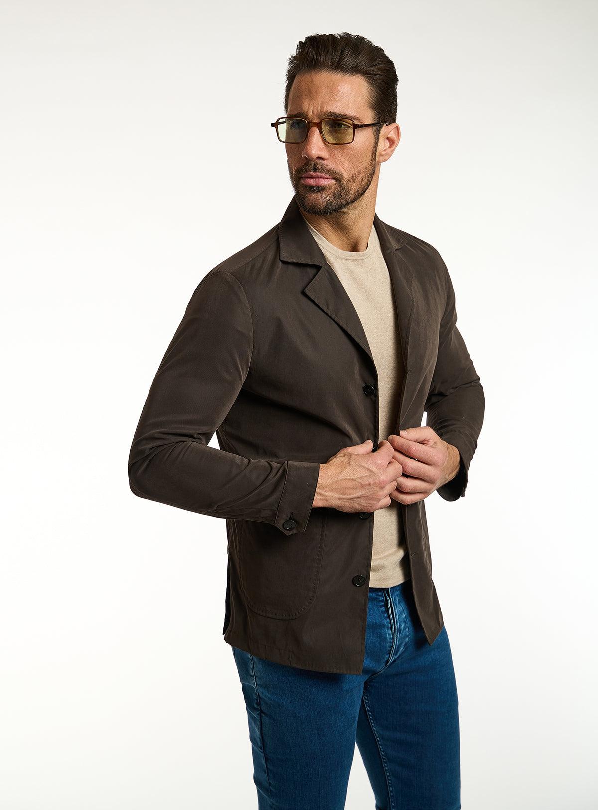 Jachetă Consiglieri maro închis cu revere, tricou bej și jeans albaștri