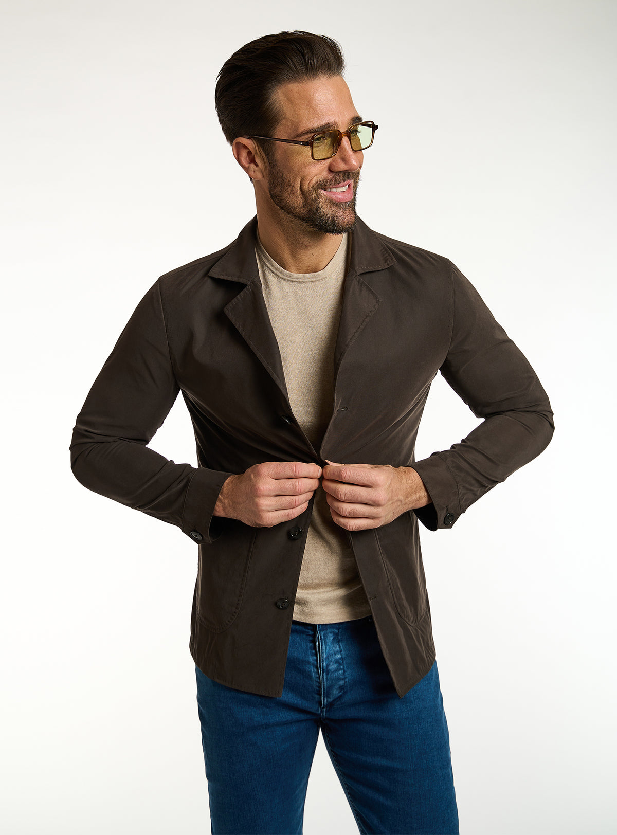 Jachetă Consiglieri maro închis cu revere, tricou bej și jeans albaștri
