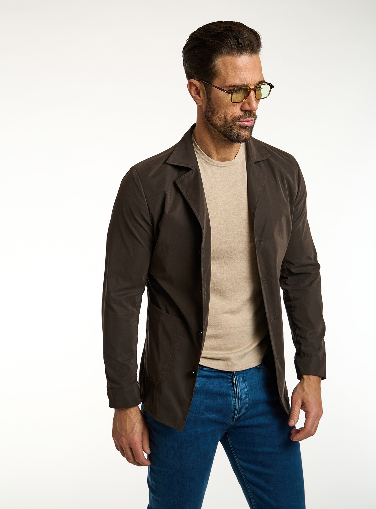 Jachetă Consiglieri maro închis cu revere, tricou bej și jeans albaștri