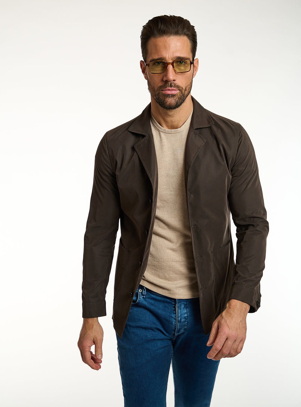 Jachetă Consiglieri maro închis cu revere, tricou bej și jeans albaștri