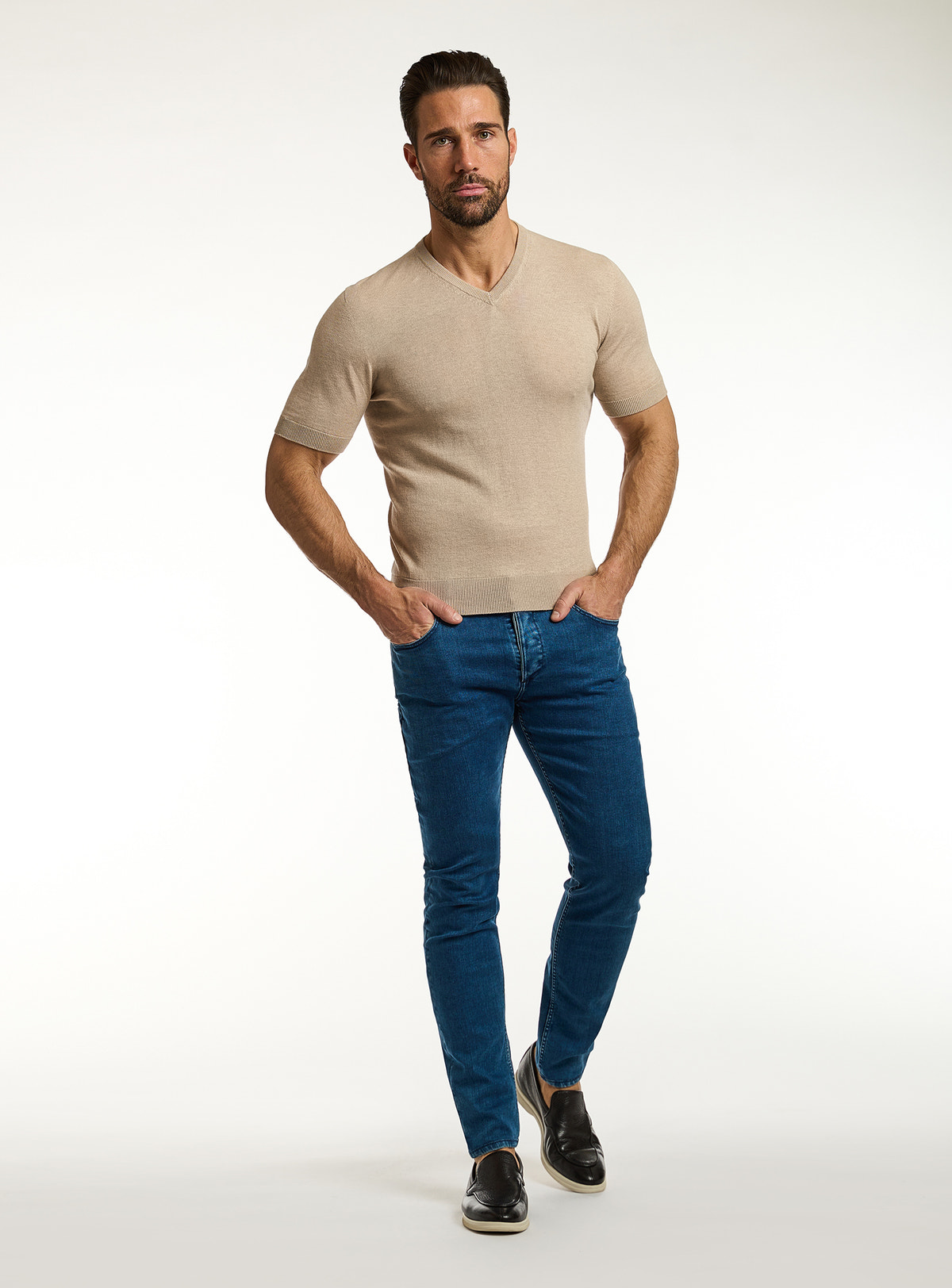 Tricou Consiglieri bej cu decolteu în V și jeans albaștri