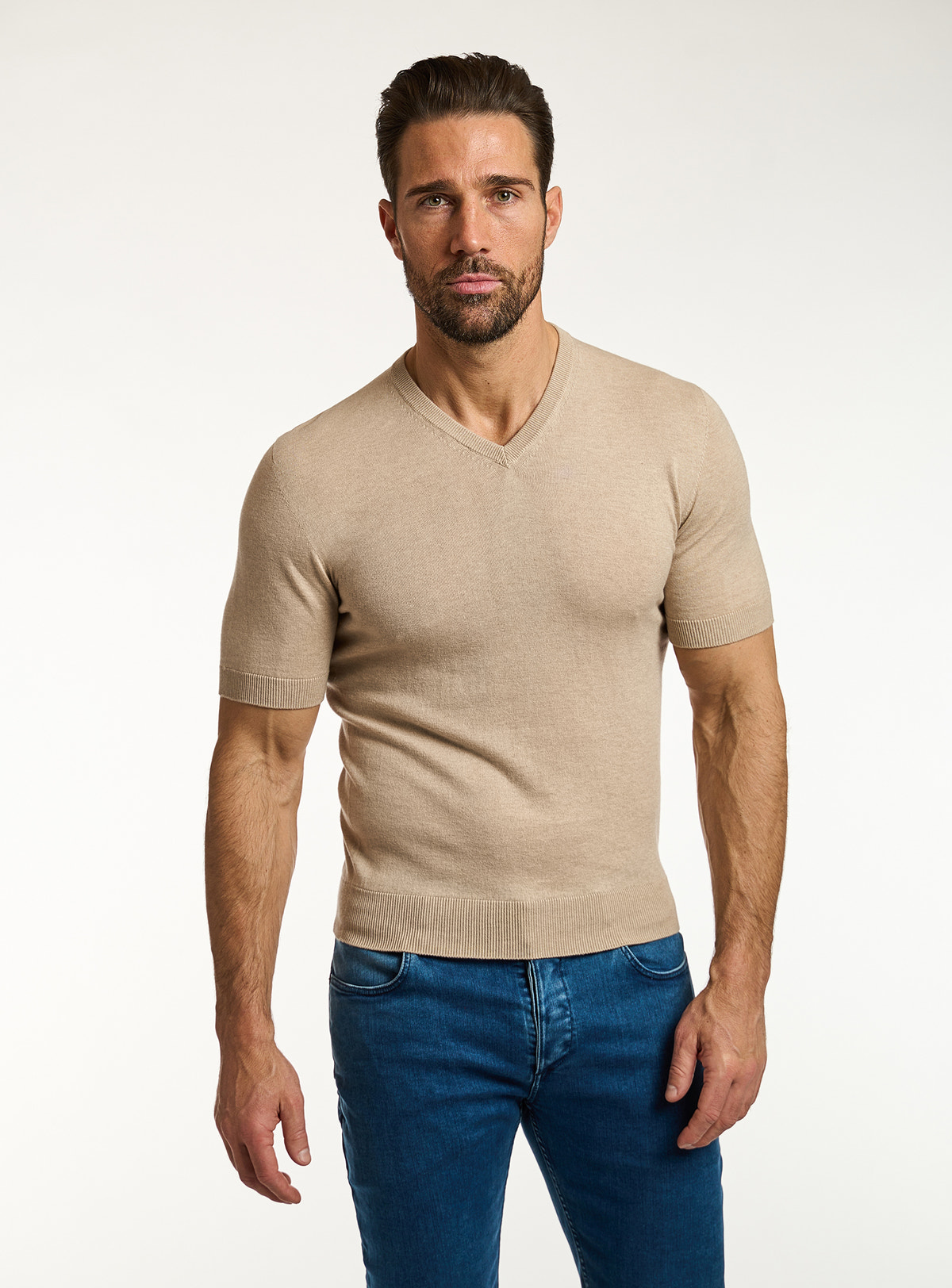 Tricou Consiglieri bej cu decolteu în V și jeans albaștri