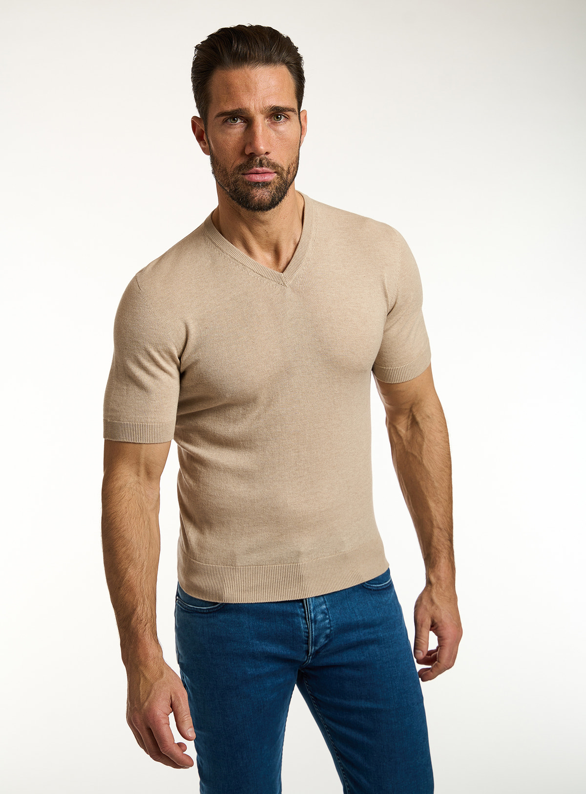 Tricou Consiglieri bej cu decolteu în V și jeans albaștri